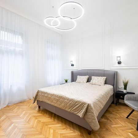 Luxurious Central 4Bedrm 3Bathrm Residence W/ Balcony 布达佩斯 外观 照片